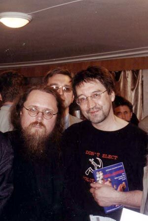 Дьякон Андрей Кураев - слева, Юрий Шевчук - справа